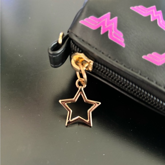 NWT DC Wonder Woman Pink and Black Crossbody Purse with 2 Removable Straps - Picture 4 of 7